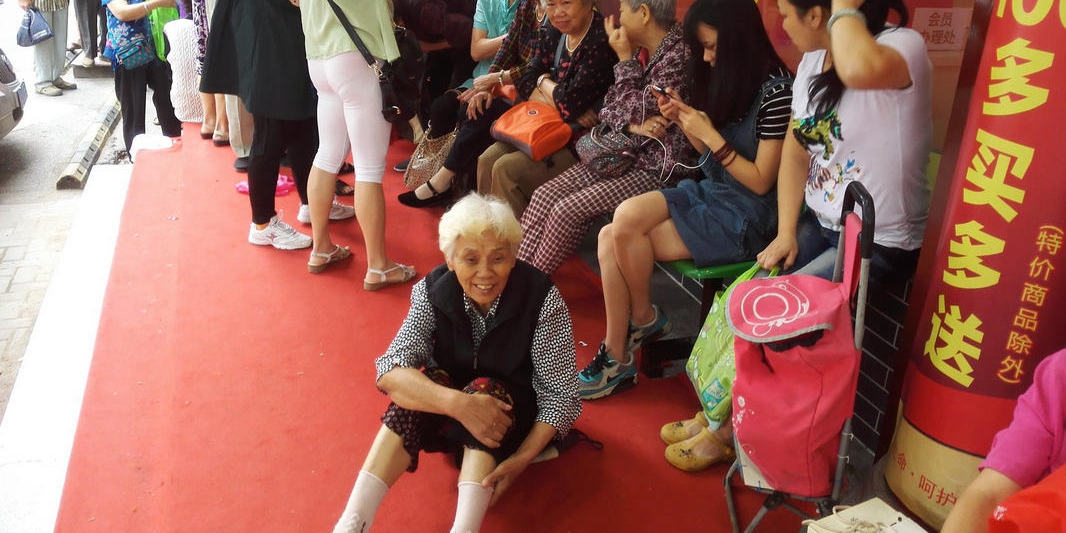 武漢商店促銷 80歲太婆凌晨4點排隊 武漢商店促銷 80歲太婆凌晨4點排隊