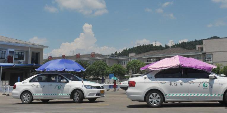 杭州一駕?，F(xiàn)遮陽新招 教練車車頂撐傘