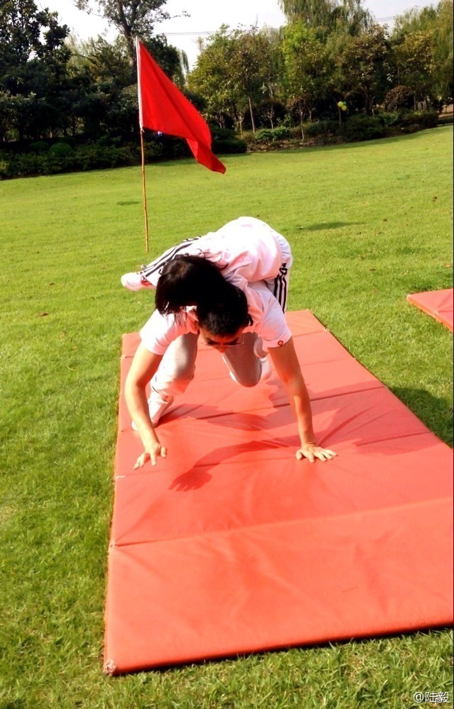 陸毅攜女參加親子運動會同做游戲