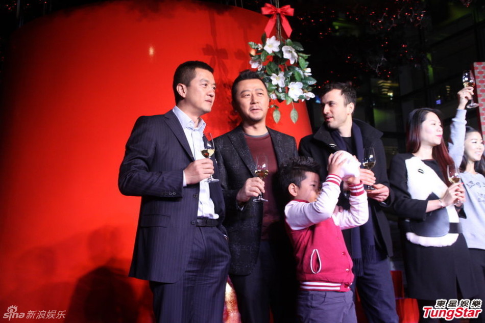 李亞鵬、郭濤父子相活動