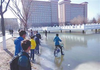 南方的孩子不理解北方的寒冷，這冰厚得，嚇尿了！ @顏遠(yuǎn)鋒