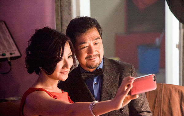 在主持晚會(huì)期間，張國立還與同場(chǎng)的女主持自拍合影。