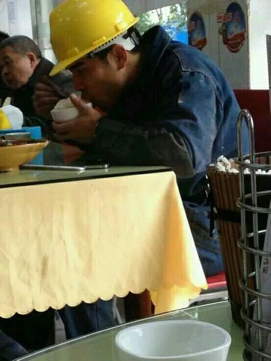 網(wǎng)友調(diào)侃：周周，慢點(diǎn)吃