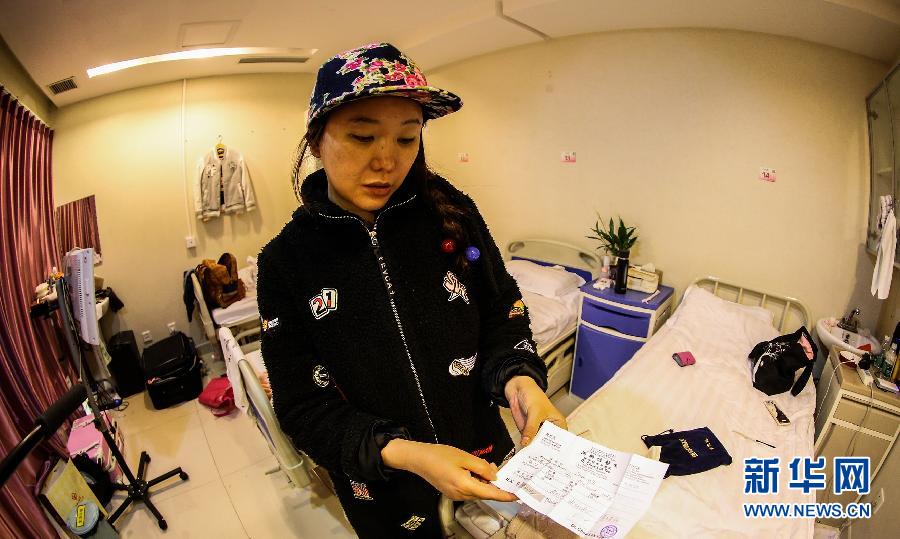 赴韓整形失敗者陳怡麗向記者展示醫(yī)療事故鑒定（4月8日攝）。