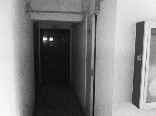 被砸網(wǎng)吧在鄭州安徐莊公館小區(qū)的一棟居民樓里，昨天，網(wǎng)吧已關(guān)門。