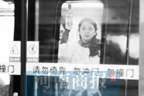 首個上班高峰，地鐵乘客以年輕的上班族為主