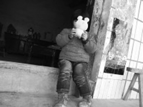 對自己的怪病，依依懵然無知。