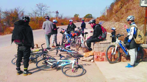 1月21日，他們路過湖南中路鋪鎮(zhèn)，在路邊短暫休息。