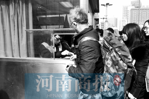 趙俊方在鄭州火車站進(jìn)站，準(zhǔn)備前往甘肅災(zāi)區(qū)和災(zāi)民一起過春節(jié)。記者 唐韜/攝