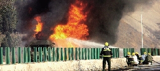 油罐車發(fā)生火災(zāi) 油罐車發(fā)生火災(zāi)