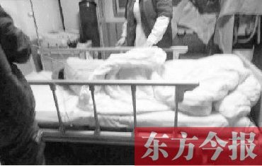 昨日凌晨，鄭州市金水區(qū)總醫(yī)院，鄭州電臺主持人張明救助的輕生女在接受搶救