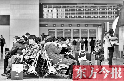 昨日，受天氣影響，多趟途經(jīng)和到達(dá)鄭州的高鐵晚點(diǎn)