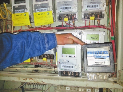 　跟智能電表（左）相比，老式機(jī)械電表（右）就像個(gè)“老古董”。