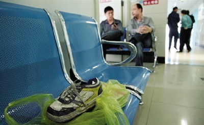 鄭州再現(xiàn)公交車軋人事故 10歲男童左腳被軋粉碎性骨折 鄭州再現(xiàn)公交車軋人事故 10歲男童左腳被軋粉碎性骨折