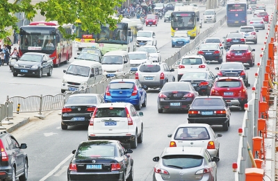 鄭州擁堵的車流中也會(huì)有一些黃標(biāo)車