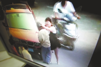 寶馬女因停車費糾紛毆打6旬老人 事后發(fā)毒誓稱沒打人