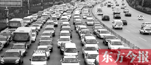 21日，鄭州市中州大道，大量擁堵的汽車將寬寬的道路變成“停車場”