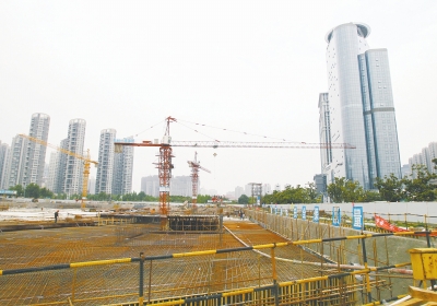 中州大道與金水東路東北角，正在建一座大型停車場。