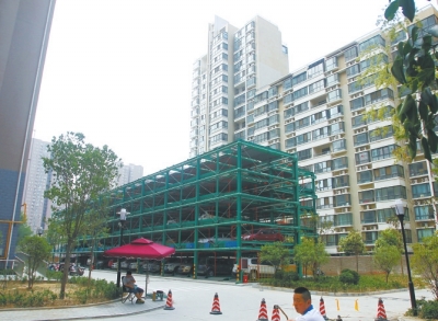 商城路與英協(xié)路交叉口附近的濱河綠苑小區(qū)內(nèi)，剛剛建好一個立體停車場。