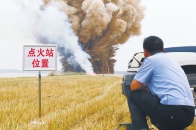 民警點火，引爆爆炸物品。