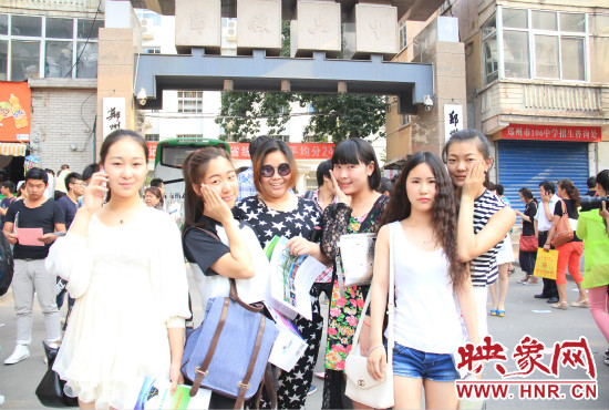 畢業(yè)和同學一起去旅行是不少考生的選擇。