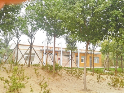 南三環(huán)上的一處公廁掩映在綠樹間，也鎖著門