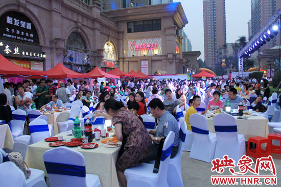 活動場面火爆,600多人免費(fèi)大聚餐。