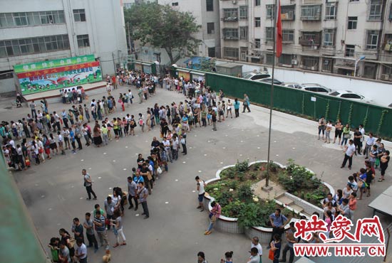 報(bào)名現(xiàn)場(chǎng)從一大早便已排起了長(zhǎng)龍。