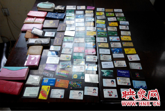 在日常執(zhí)勤當(dāng)中，巡防隊員經(jīng)常能撿到很多的身份證和銀行卡。