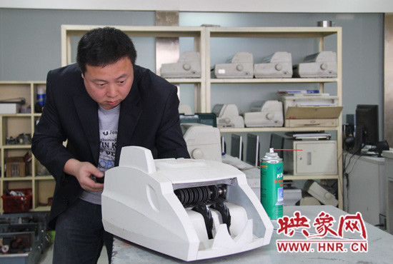 陸涌每天的工作就是和機器“談心”、發(fā)現(xiàn)故障、修好它們。