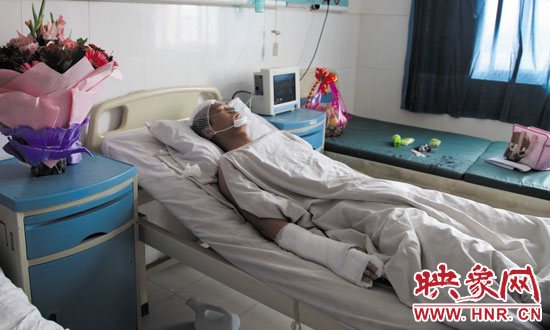 梁亮顱骨骨折、右胳膊肌腱被砍斷,手指受傷。