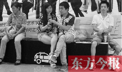 昨天，火車站地一大道納涼點已有許多市民坐在商場的椅子上乘涼