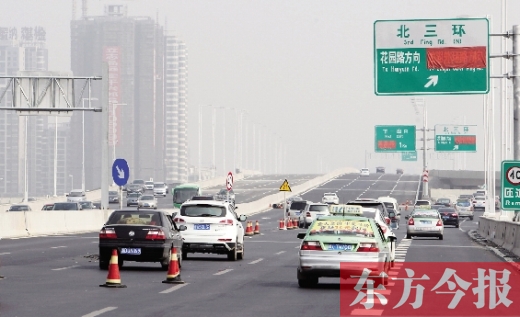 昨日，鄭州市北三環(huán)高架橋上，指向國基路方向的指示路牌還用紅布擋著