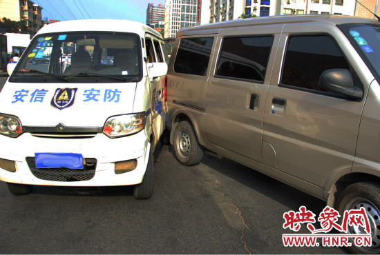 兩輛面包車也被牽連。