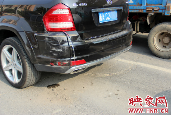 無辜奔馳越野車殘被追尾。