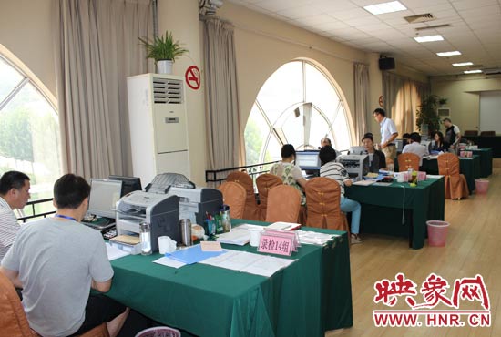 高招錄取現(xiàn)場錄檢組工作人員正在緊張工作中。