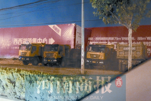 昨夜，記者發(fā)現(xiàn)一些工地外，渣土車們正在“休息”記者 鄧萬里/攝