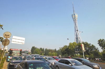 航海路中原福塔門前調(diào)頭口被封閉，等待左轉(zhuǎn)調(diào)頭的車輛排起長(zhǎng)隊(duì)。