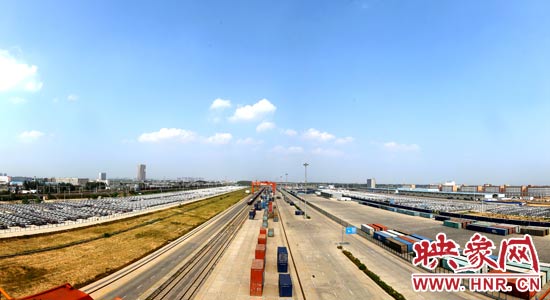 鄭州鐵路集裝箱中心站內(nèi)，滿載貨物的國際班列從這里開出。段晉哲/攝