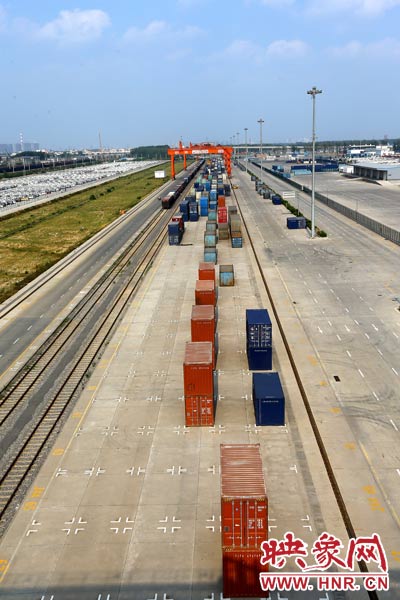 打造成為中西部地區(qū)對外貿(mào)易的“無水港”。段晉哲/攝