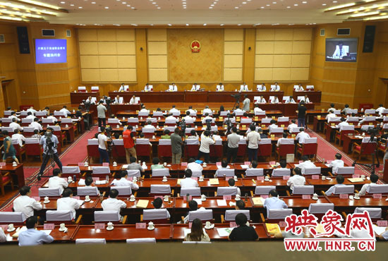 7月29日下午，河南省十二屆人大常委會第九次會議召開關(guān)于職業(yè)教育專題詢問會。
