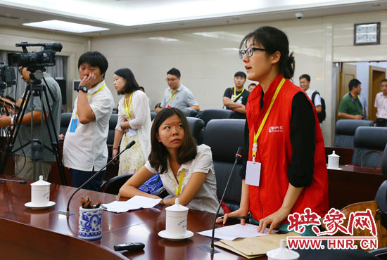 映象網(wǎng)記者就網(wǎng)友關(guān)心熱點(diǎn)問題向省教育廳副廳長尹洪斌提問。