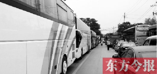 昨日，只能由東向西單行的鄭州市城南路上，闖進(jìn)了由西向東行駛的大巴車，造成嚴(yán)重交通擁堵