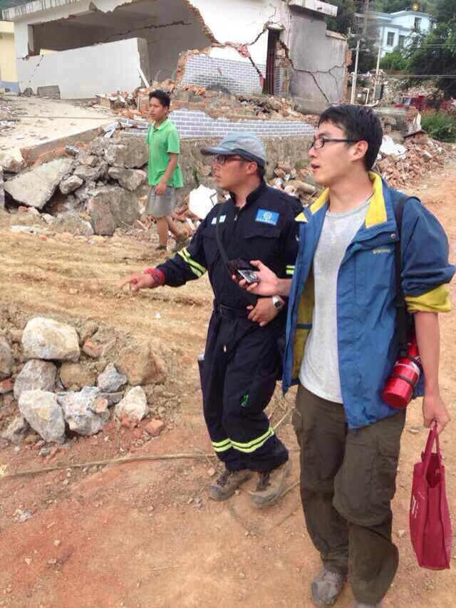 河南電臺新聞廣播記者朱奕名在魯?shù)榈卣馂?zāi)區(qū)采訪 河南電臺新聞廣播記者朱奕名在魯?shù)榈卣馂?zāi)區(qū)采訪