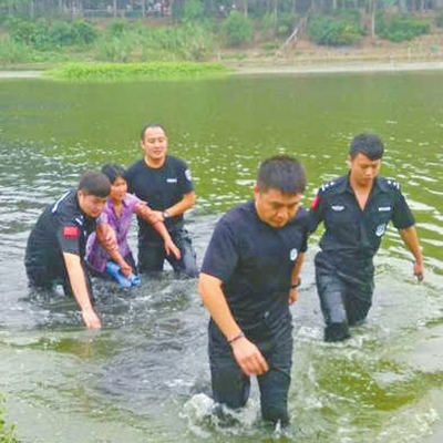 看到女子一直不配合救援，崔亞就在河中給該女子做起思想工作