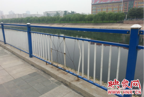 公園內(nèi)多個(gè)護(hù)欄中間的鋼筋條不翼而飛，僅僅是用幾根細(xì)細(xì)鐵絲纏住。