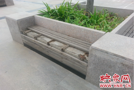 基礎(chǔ)設(shè)施破壞嚴(yán)重，一直無(wú)人修理。