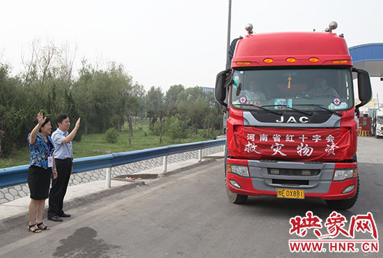 運送救災(zāi)物質(zhì)的貨車出發(fā),奔赴災(zāi)區(qū)。