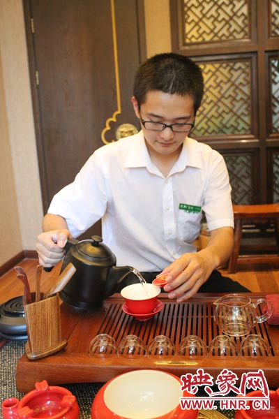 1、水壺里的水煮沸，李克勤把茶葉放進(jìn)茶荷里，準(zhǔn)備溫杯沖茶