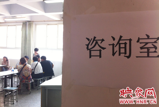 在金水區(qū)教體局設(shè)立的“復(fù)議”現(xiàn)場(chǎng)，家長(zhǎng)們提出了各式各樣的問(wèn)題。